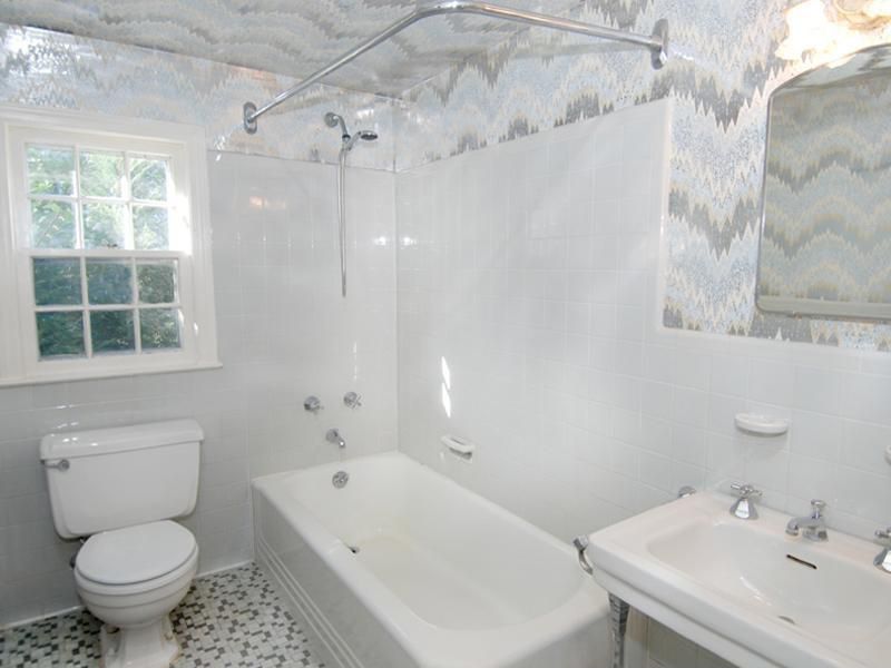 Traditional 3/4 Bathroom with Handheld showerhead, Full Bath, Casement, wall-mounted above mirror bathroom light, Bathtub