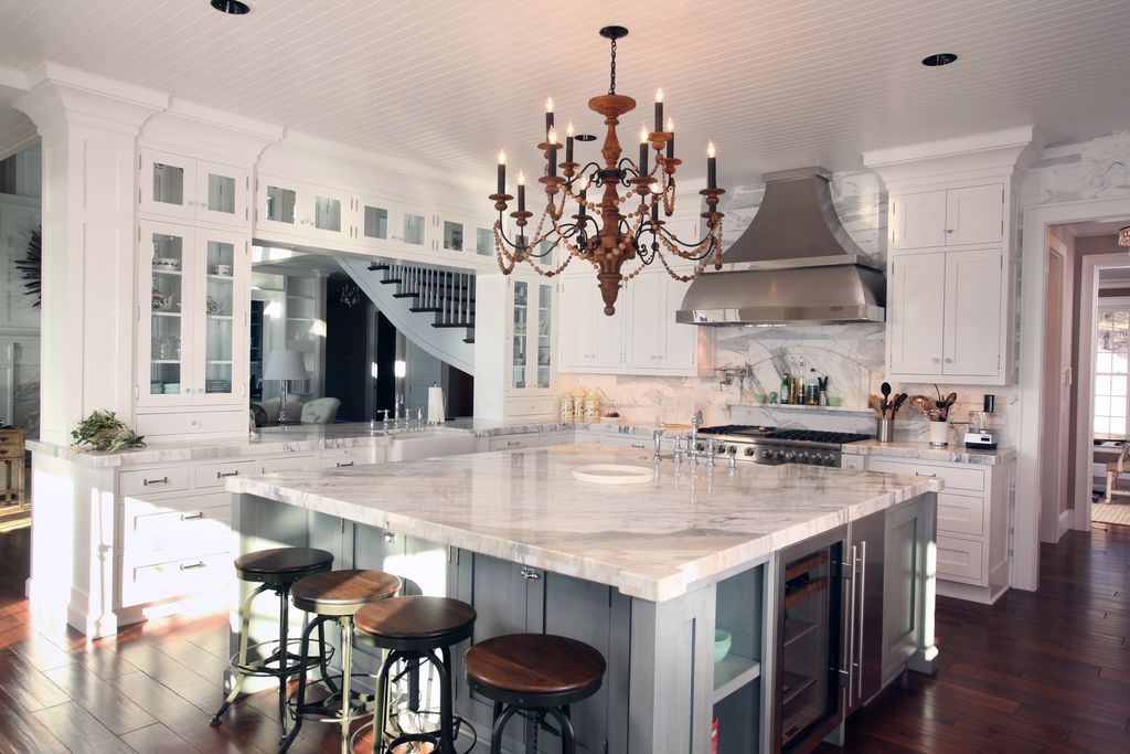 Traditional Kitchen with Complex marble counters, full backsplash, European Cabinets, Undermount sink, gas range, Paint