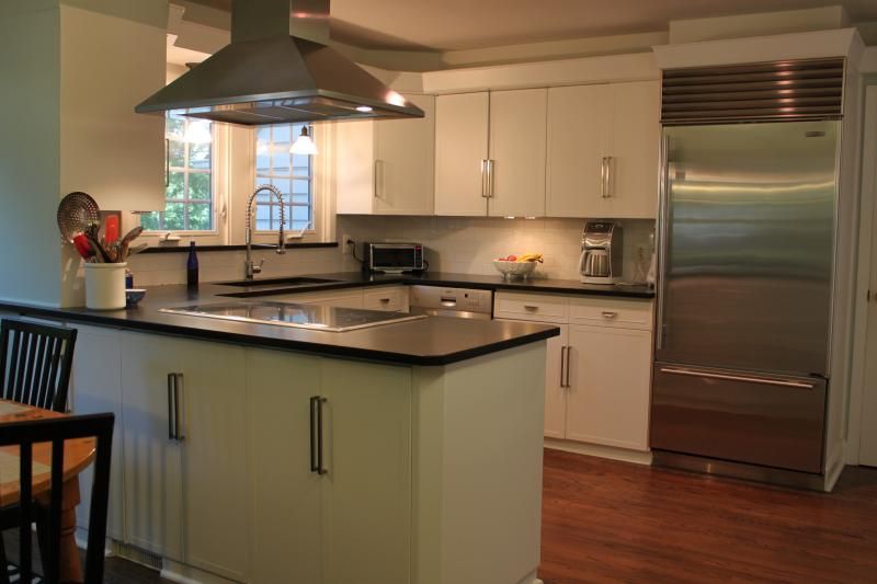 Contemporary Kitchen with Breakfast nook, full backsplash, European Cabinets, Flush, electric cooktop, dishwasher, can lights
