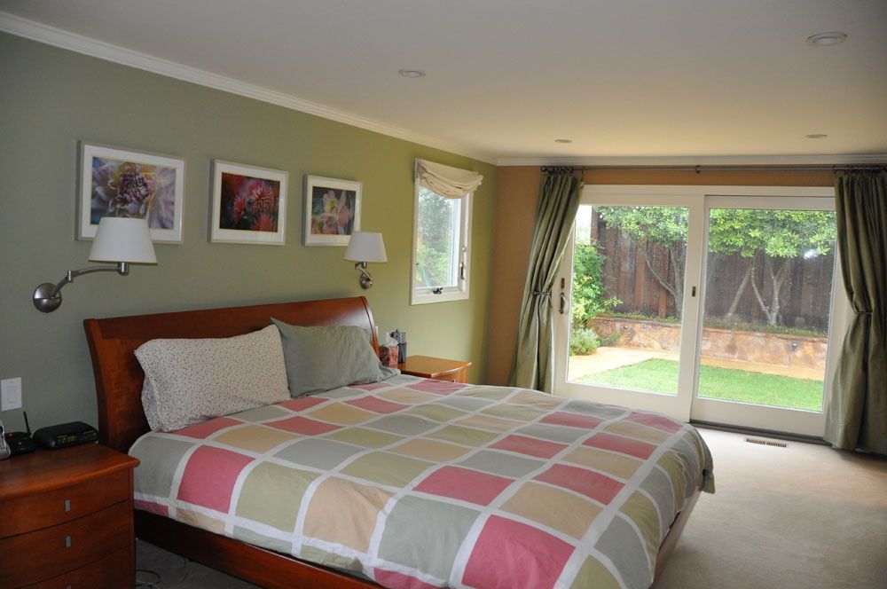 Contemporary Guest Bedroom with can lights, Carpet, Standard height, sliding glass door, double-hung window
