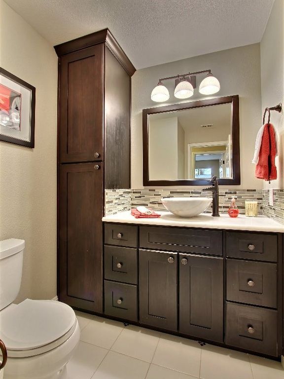 Modern Full Bathroom with Wall Tiles, six panel door, wall-mounted above mirror bathroom light, Flush, Standard height