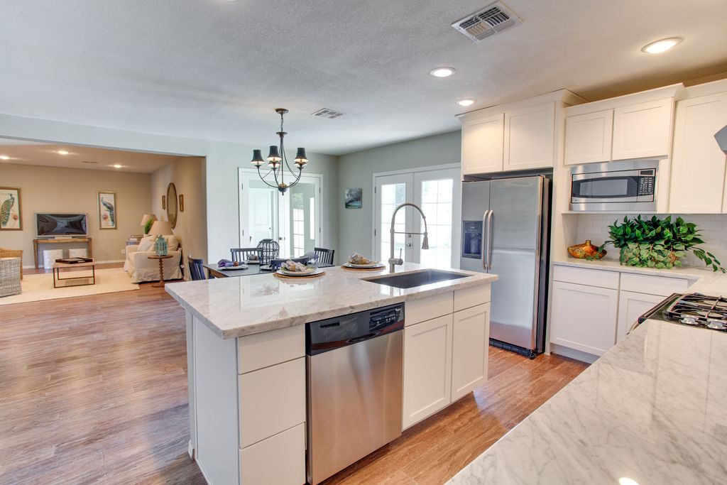 Traditional Kitchen with Complex marble counters, Paint 1, can lights, White subway tile, built-in microwave, full backsplash