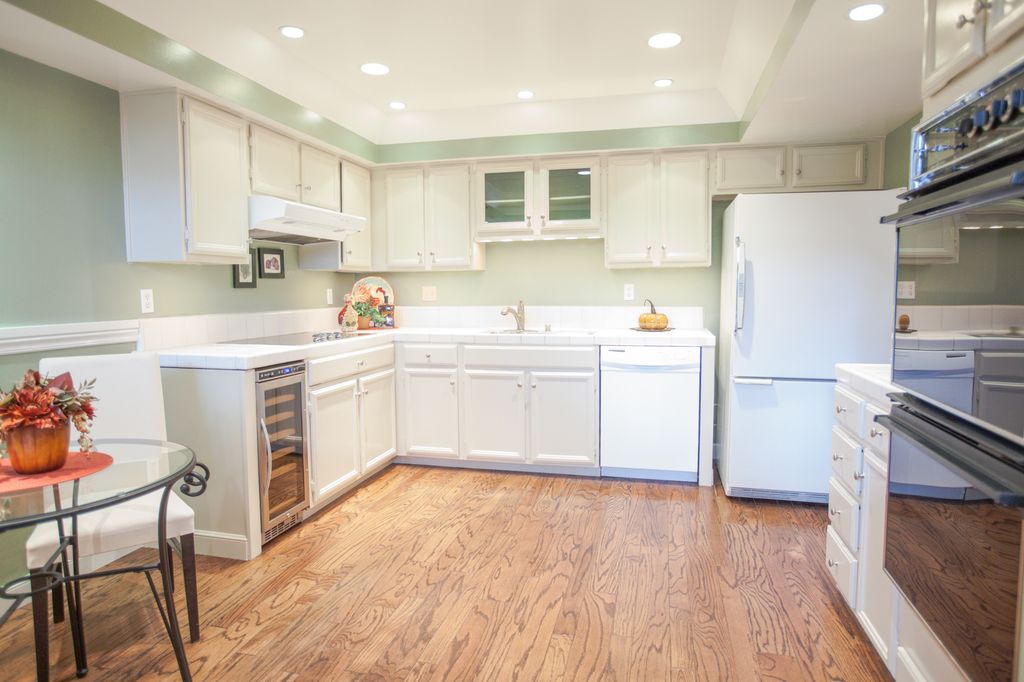 Traditional Kitchen with electric cooktop, Undermount sink, Freestanding Full Size Top Freezer Refrigerator, Custom hood