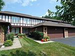577 Cress Creek Ln, Crystal Lake, IL