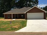 211 Winchester Dr, Amory, MS